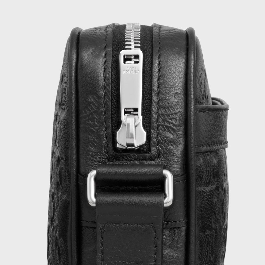 kiegészítők CELINE közepes hírnök borjúbőrből, triumfával fekete férfiak J6P4882078